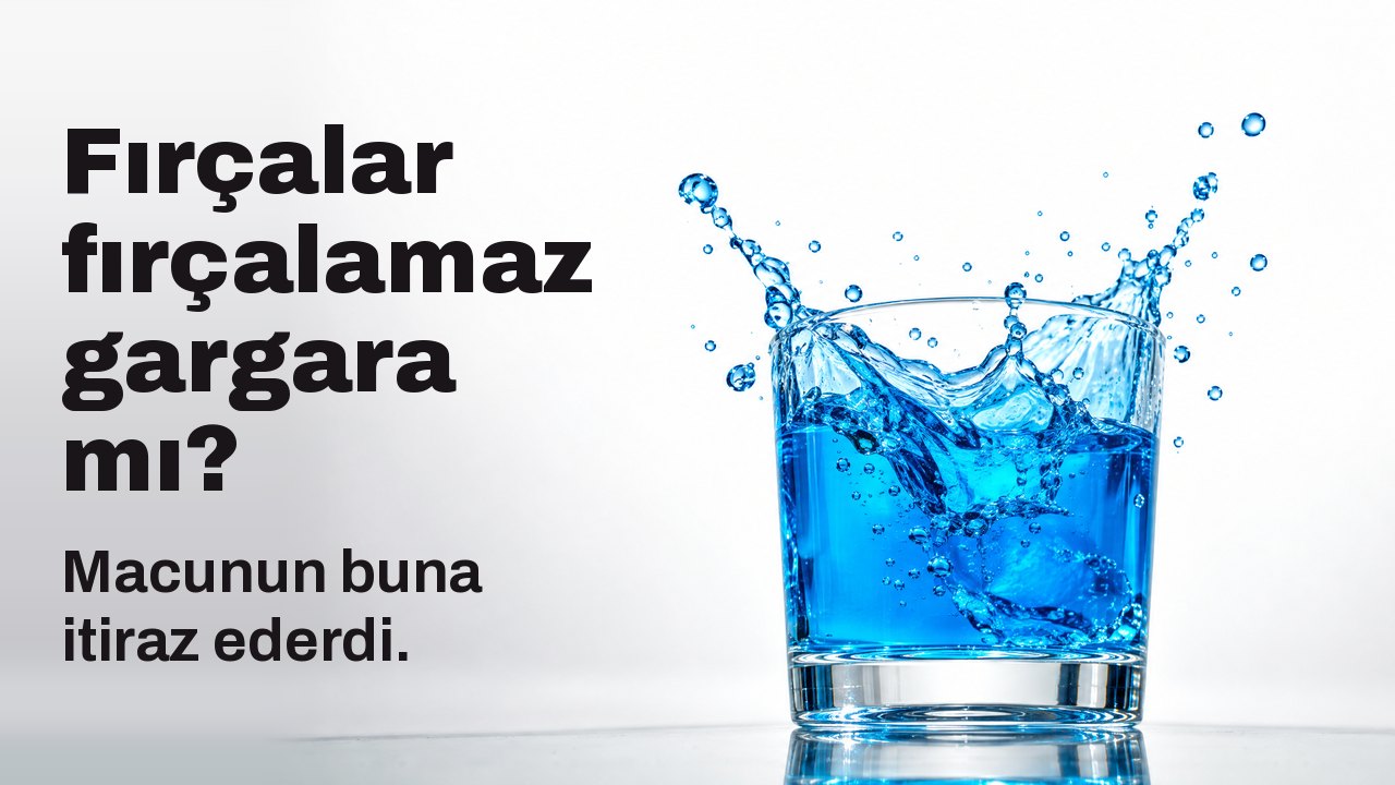 Fırçalar fırçalamaz gargara mı? Macunun buna itiraz ederdi. Şeffaf bir bardaktan havaya sıçrayan parlak mavi gargara, havada donmuş, beyaz stüdyo fonunda.