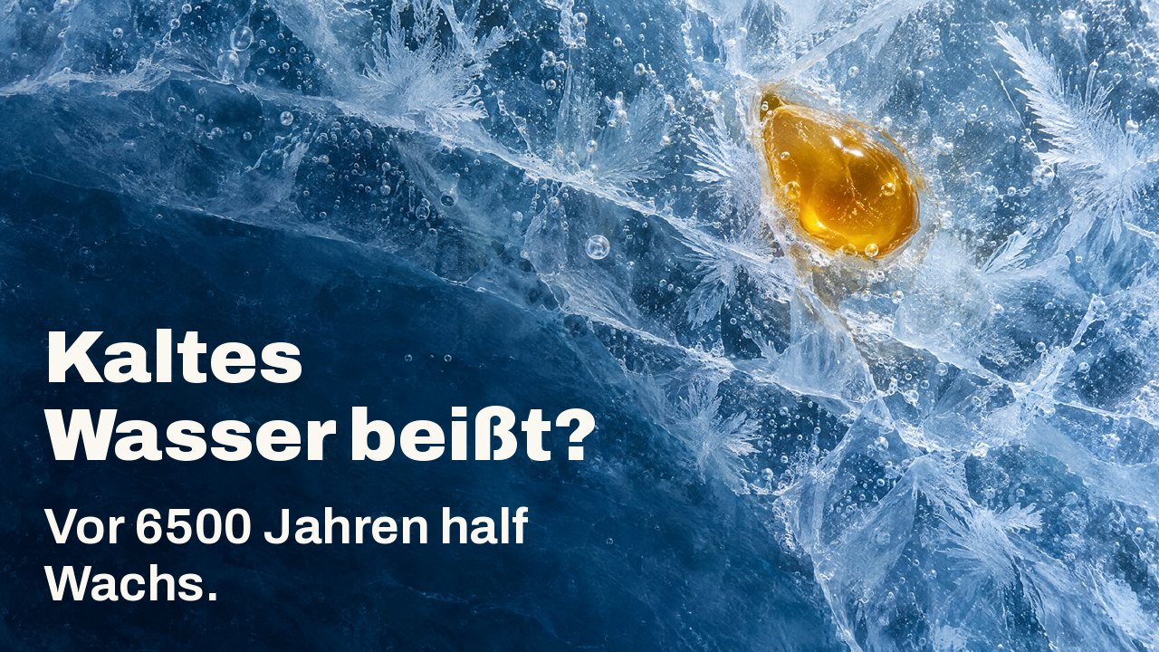 Kaltes Wasser beißt? Vor 6500 Jahren half Wachs. Von oben: ein Tropfen goldenes Bienenwachs, eingefroren in rissigem blauem Eis mit Eisblumen und Luftblasen.
