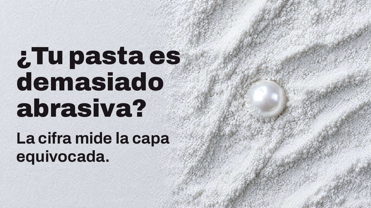 ¿Tu pasta es demasiado abrasiva? La cifra mide la capa equivocada. Desde arriba: una sola perla brillante medio enterrada en un fino polvo abrasivo blanco.
