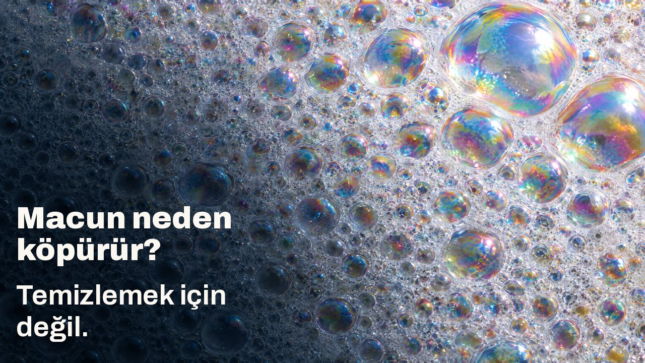 Macun neden köpürür? Temizlemek için değil. Beyaz köpüğün makrosu: gökkuşağı renkli zarlı sayısız küçük kabarcık, birkaç büyük kabarcık ışığı yakalıyor.