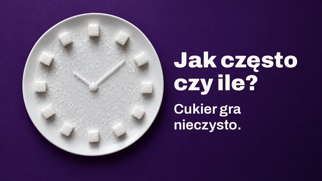 Jak często czy ile? Cukier gra nieczysto. Z góry: kostki i kryształki cukru ułożone w tarczę zegara na białym talerzu, na głębokim fiolecie.