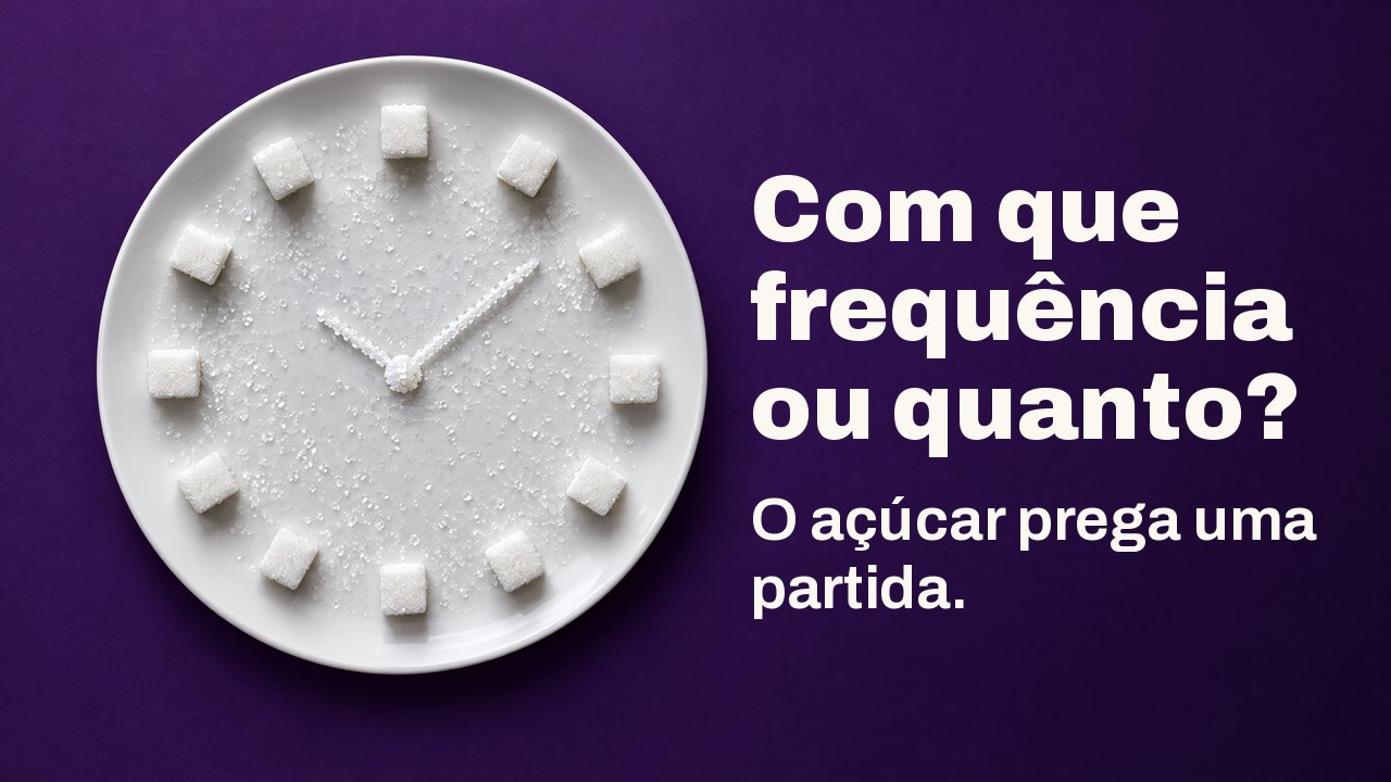 Com que frequência ou quanto? O açúcar prega uma partida. Visto de cima: cubos e cristais de açúcar dispostos como o mostrador de um relógio num prato branco, sobre roxo profundo.