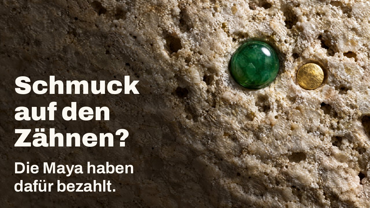 Schmuck auf den Zähnen? Die Maya haben dafür bezahlt. Makro im Streiflicht: ein polierter Jadestein und eine kleine Goldscheibe in rauem, hellem Kalkstein.