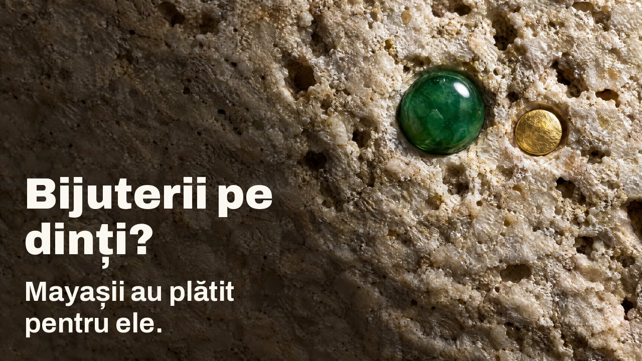 Bijuterii pe dinți? Mayașii au plătit pentru ele. Macro în lumină razantă: o gemă de jad lustruită și un mic disc de aur încastrate în calcar deschis și aspru.