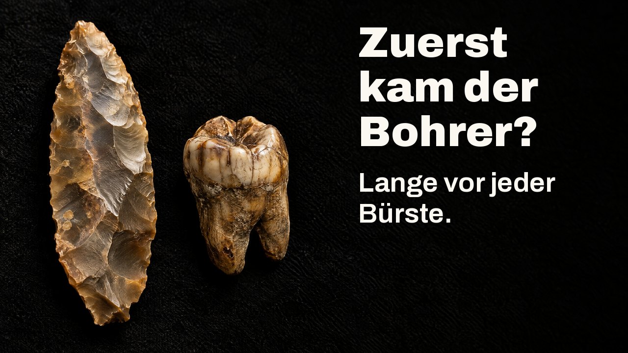 Zuerst kam der Bohrer? Lange vor jeder Bürste. Im Museumsspot: eine uralte Feuersteinklinge neben einem versteinerten Backenzahn auf schwarzem Samt.