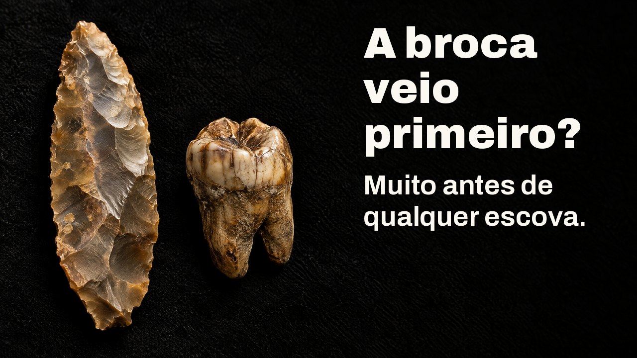 A broca veio primeiro? Muito antes de qualquer escova. Sob um foco de museu: uma lâmina de sílex antiga ao lado de um molar fossilizado sobre veludo negro.