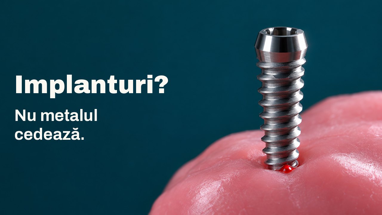 Implanturi? Nu metalul cedează. Un șurub de titan lustruit stă vertical pe un pat de ceară roz moale, luminat puternic dinspre o latură pe un fundal verde albăstrui adânc.