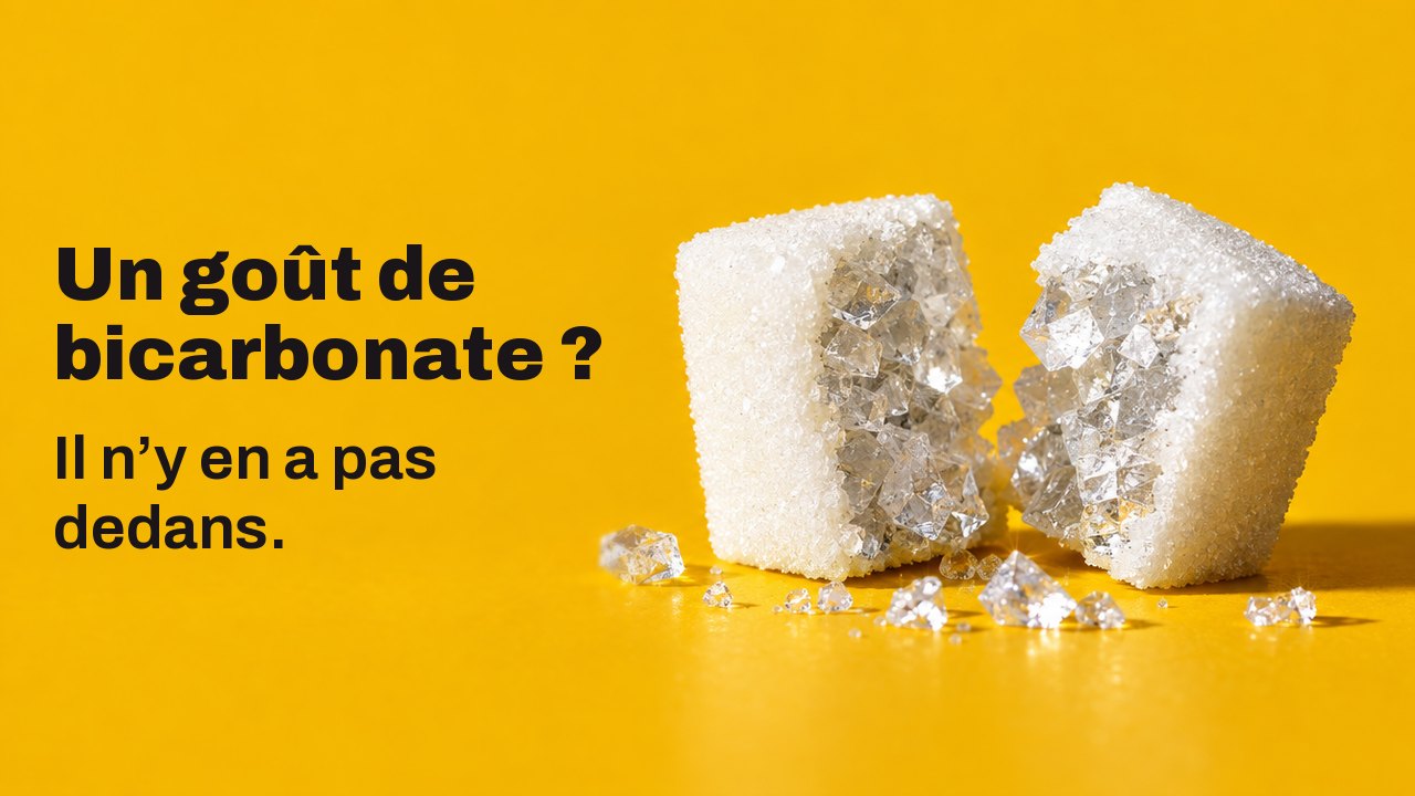 Un goût de bicarbonate ? Il n’y en a pas dedans. Très gros plan à hauteur de table sur un fond jaune safran chaleureux : un morceau de sucre blanc fendu en deux, et à l’intérieur non pas du sucre, mais de grands cristaux de sel vitreux.
