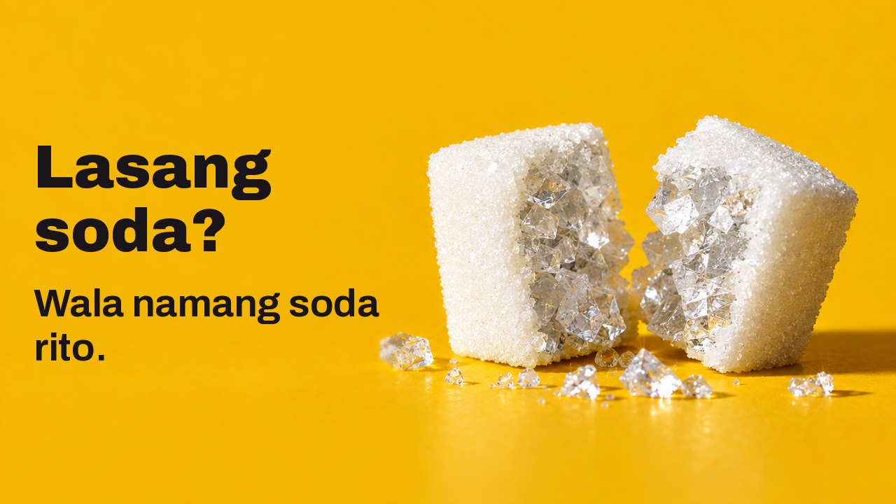 Lasang soda? Wala namang soda rito. Isang napakalapit na kuha mula sa taas ng mesa sa mainit na saffron yellow na background: isang puting sugar cube na nahati sa dalawa, at sa loob nito ay hindi asukal kundi malalaking makintab na kristal ng asin na parang salamin.