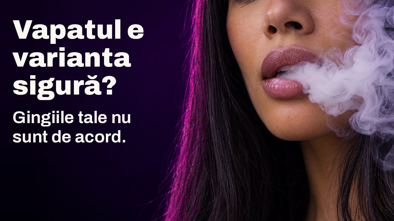 Vapatul e varianta sigură? Gingiile tale nu sunt de acord. Prim plan al buzelor unei femei care expiră un nor dens de vapori albi, pe fundal violet închis.