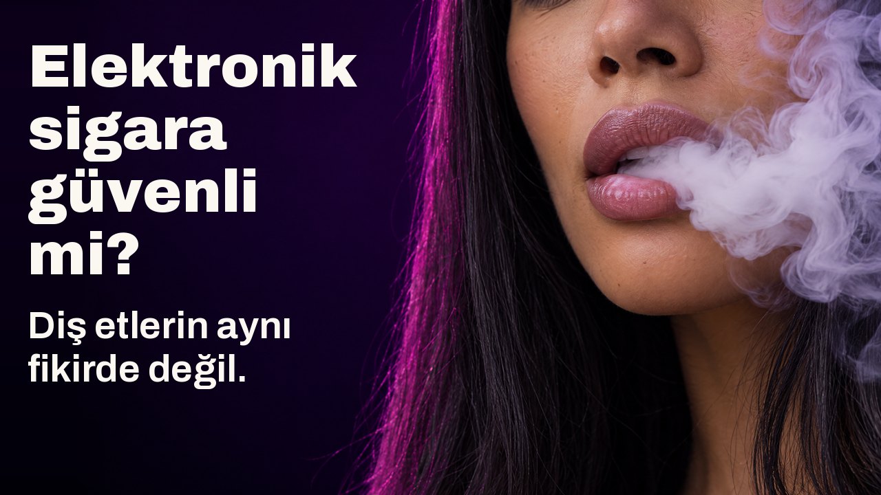 Elektronik sigara güvenli mi? Diş etlerin aynı fikirde değil. Bir kadının dudaklarından çıkan yoğun, kıvrılan beyaz buhar bulutu, koyu mor fonda yakın çekim.