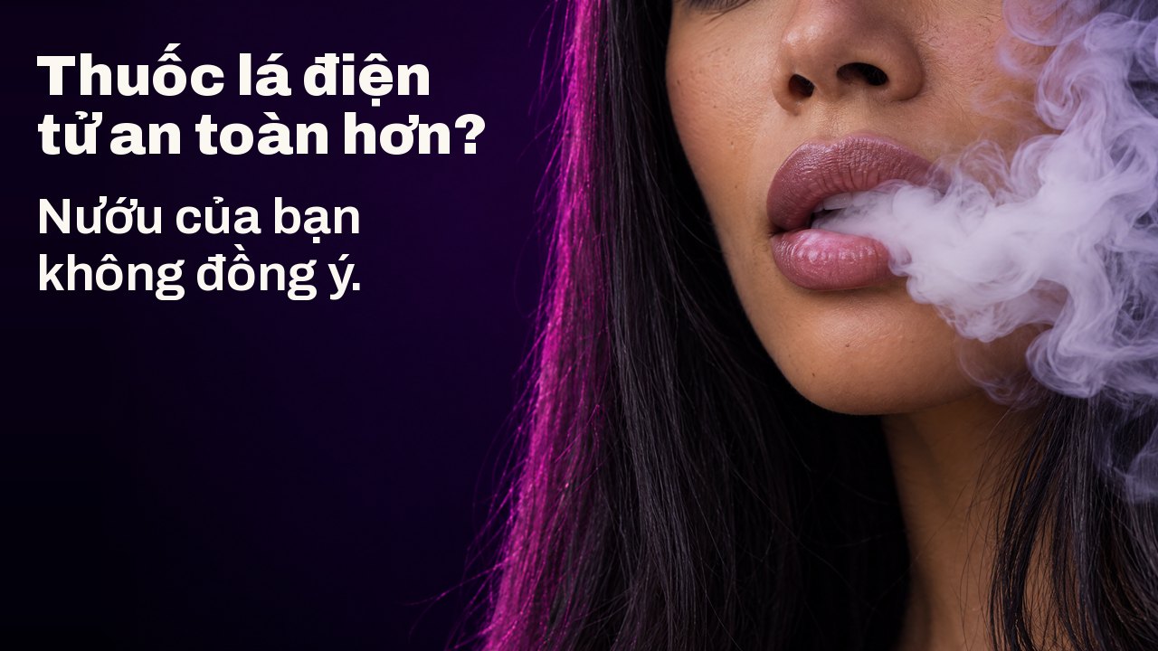 Thuốc lá điện tử an toàn hơn? Nướu của bạn không đồng ý. Cận cảnh đôi môi người phụ nữ thở ra một đám hơi trắng dày cuộn xoáy, trên nền tím sẫm.