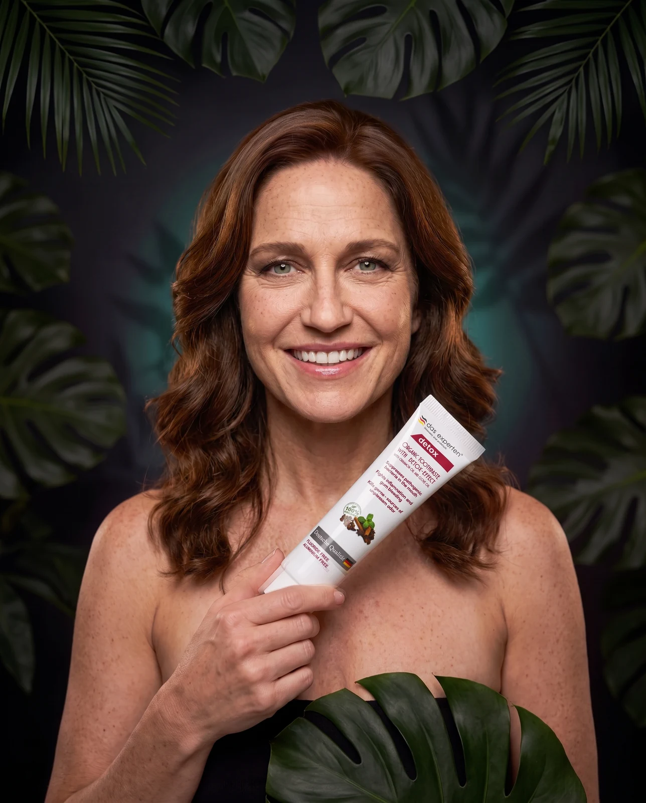Woman holding Das Experten DETOX cinnamon and clove toothpaste