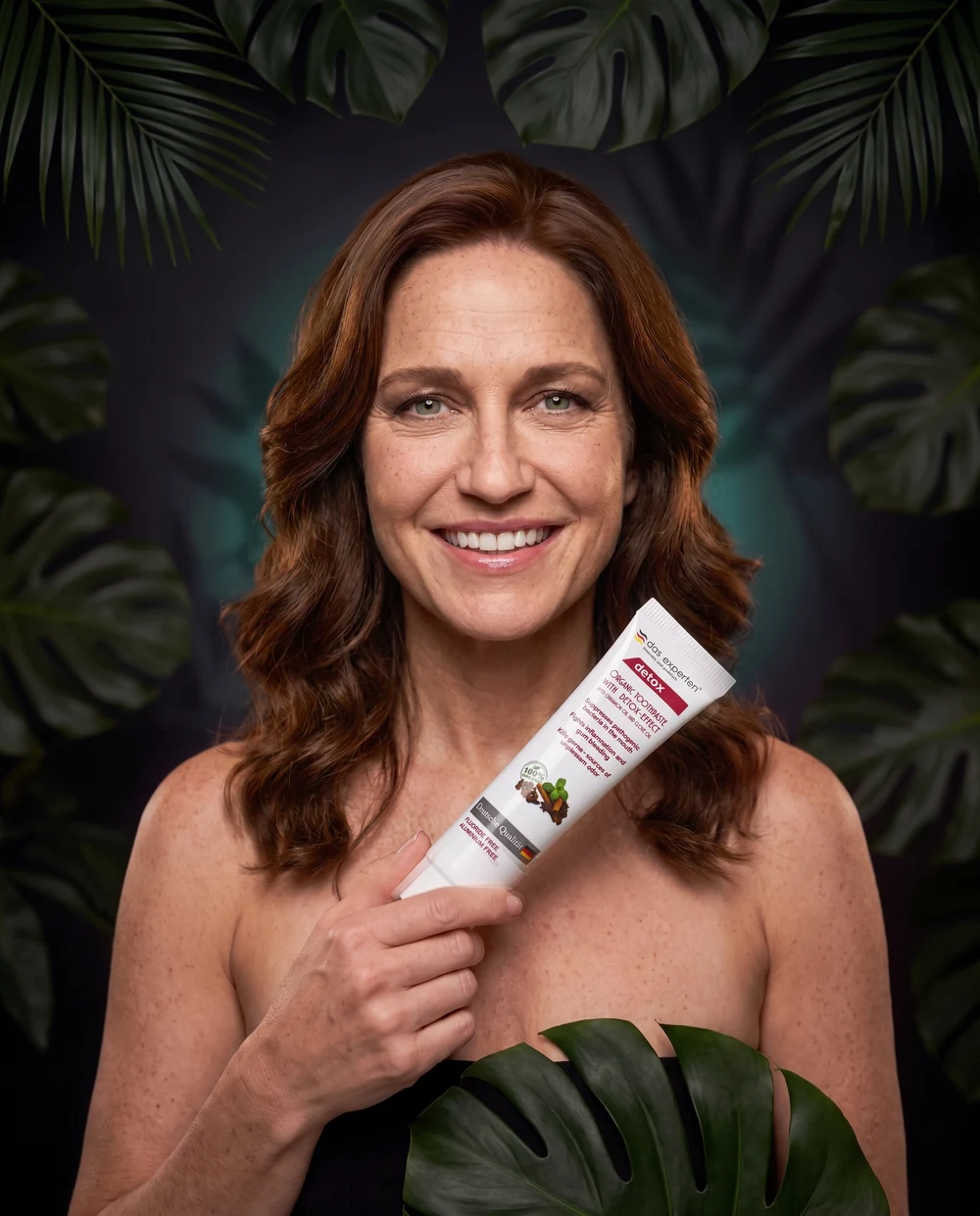 Woman holding Das Experten DETOX cinnamon and clove toothpaste
